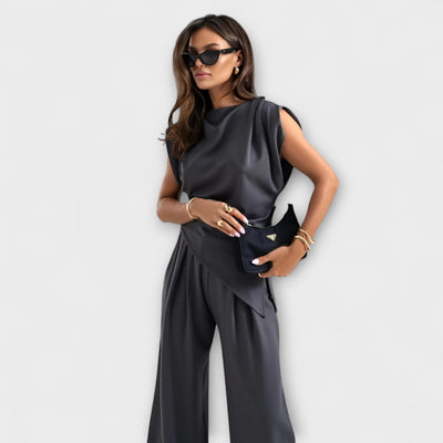 Sofia – Asymmetrische set met gedrapeerde schouders