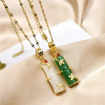 Halsketting met jade amulet