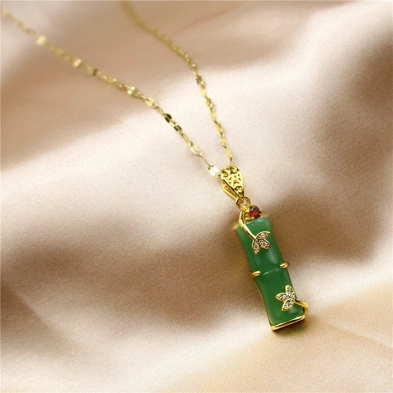 Halsketting met jade amulet
