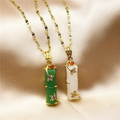 Halsketting met jade amulet