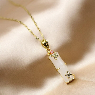 Halsketting met jade amulet