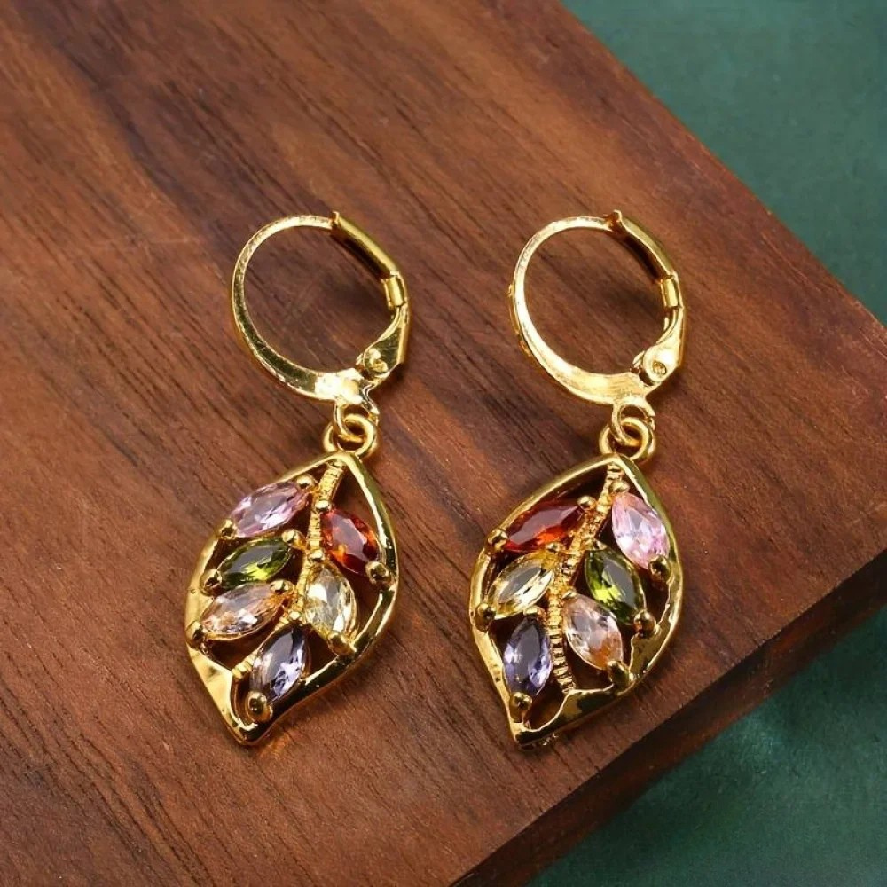 Vintage gouden blad oorbellen met kleurrijke zirconia