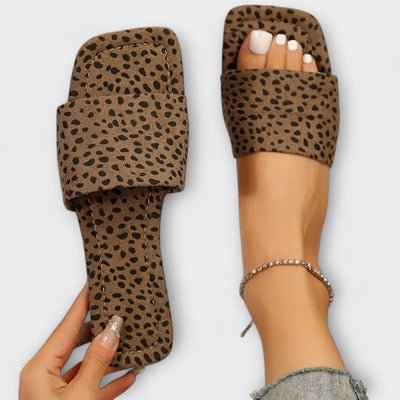 Lotte - Platte pantoffels met luipaardprint